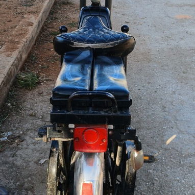 Vendo BiciMoto eléctrica en buen estado, batería reparada haciendo más de 40 kilómetros, es buena para cargar y transpor - Img 118020556