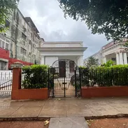 Casa independiente en el Vedado con amplio garaje 350m² jardín patio 5 cuartos - Img 55055954