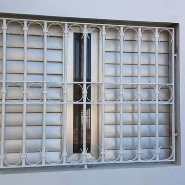Se realiza trabajo de rejas para su seguridad - 10/10