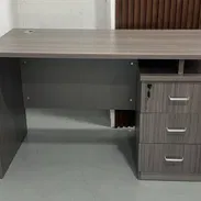 Escritorio con gaveta y llaves para oficina nuevos en su caja mensajería incluida en la Habana comunícate con Pedro - Img 53003010