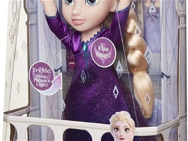 Muñeca Disney Frozen 2, Elsa Edición Especial canta en 4 idiomas "Hacia lo desconocido"+ 14 Frases + Luces en el vestido - Img 56668430