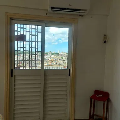 Se renta lineal (250 USD) o por noches(30 USD) en Centro Habana. Dirección: Belascoain entre Zanja y Salud - 8/9