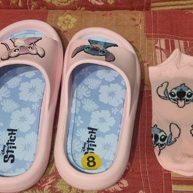 Par de Sandalias Stitch + 2 pares de Medias Stitch + 3 Llaveros Stitch - 3/4