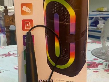 Bocina BT Speaker, trae micrófono, para USB, memoria, radio!!!! Enciende en colores!!!! - Img main-image-45644383