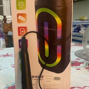 Bocina BT Speaker, trae micrófono, para USB, memoria, radio!!!! Enciende en colores!!!! - Img 45644383