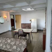 Alquilo apto grande, primer piso, un cuarto, agua caliente, wifi, edificio con elevador - Img 54979499