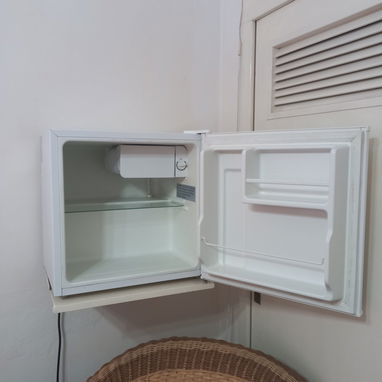 Se vende minibar con su base - 3/4