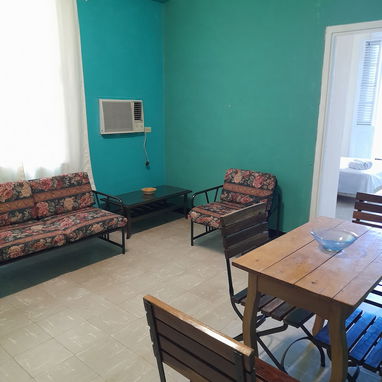 300 USD .RENTO LINEAL APARTAMENTO EN EL VEDADO DE UNA HABITACION HAY GARAGE 52501177 - Img 124088580