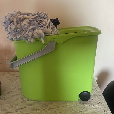 Fregadora con moño - 2/2