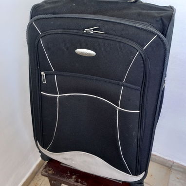 Vendo 2 maletas negras de 23kg a 25 usd cada una - 3/4