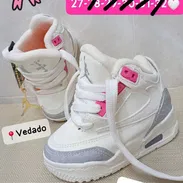 TENIS PARA NIÑ@S BOTAS JORDAN RETRO BLANCAS DETALLE ROSA 🩷(El colgante puede variar) - Img 56985700