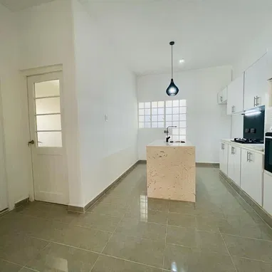 Renta lineal apartamento capitalista 2 cuartos, primer piso, en el vedado. A media cuadra de 23 cerca de 12 y 23. - 4/8