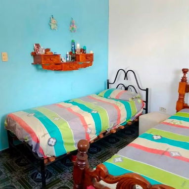APARTAMENTO TRIPLEX DE 4 CUARTOS EN EL VEDADO POR 25000 USD! (REMODELADO, CERCA DE 26 Y 17) - 6/7
