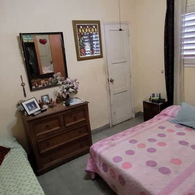 APTO 2DO PISO CERCA DE E Y 19 VEDADO 4/4, BALCÓN A LA CALLE CERRADO, PLACA LIBRE, GARAGE, 2 BAÑOS 53356139 - 4/10