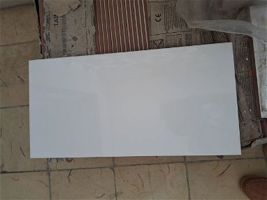 Vendo azulejos blancos y gris y ventana de baño - Img 63692331