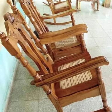 Sillones de madera, suisa, y tapizados - Img 115051388