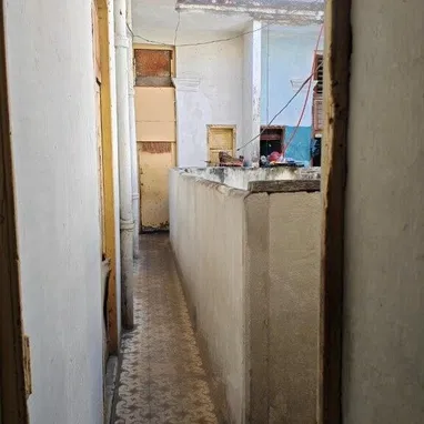 Esquina San Miguel y Oquendo,Apto 2do Piso Alto,Ptal Alto,2/4,En Barbacoa q hay q reparar...2 Balcones...53052463 - 5/9