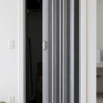 Puerta corrediza plegable — 60USD  Medidas: 2.3m de alto x 1m de ancho  Una solución práctica para separar espacios - 2/2
