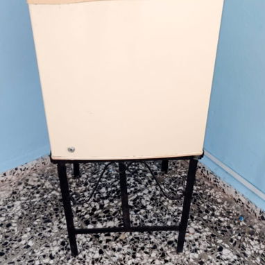 Minibar Daewoo en perfecto estado con su base de metal incluida 🧊✨ - 4/4