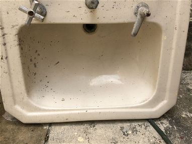 Vendo dos lavamanos antiguos en buen estado mad roto - Img 69034291