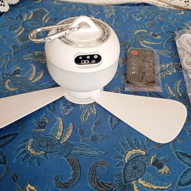 Ventilador recargable. Se cuelga en el techo. Trae luz y control remoto - Img 124432155