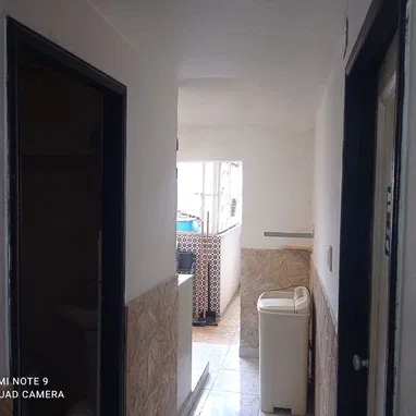 SE VENDE APARTAMENTO EN CENTRO HABANA,EN NEPTUNO Y SAN FRANCISCO, 4/4,3 BAÑOS,1ER PISO,23 MIL CON AJUSTE. - Img 120582833