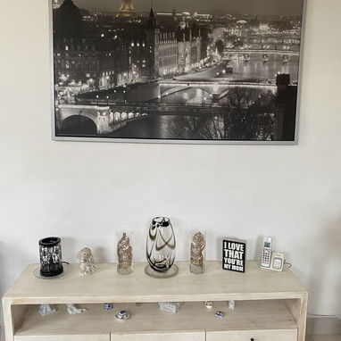 Vendo juego de mesa y escaparate de Blondin. Contactar con Isabela al 58264306. Más información por WhatsApp. - 5/5