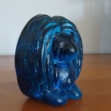 Esta figura es un trol de vidrio azul de la marca Bergdala, un objeto coleccionable popular de Suecia. Material: Vidrio - Img 119987286