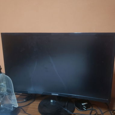 Se venden estos monitores rotos por pantalla para piezas un Samsung curvo de 24 pulgadas y un Philips de 19 - Img 122091975