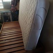 Cama personal de madera con colchón konfort prácticamente nuevo - Img 57797982