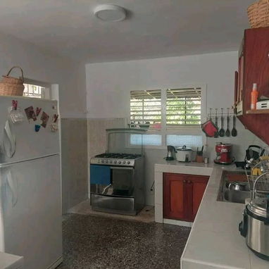 Casa independiente en Siboney con amplio patio, garaje para varios autos, 4 cuartos 3 baños - 4/10