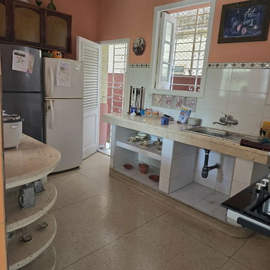 Se renta casa independiente lineal de 3 habitaciones 3 baños patio - Img 126411066