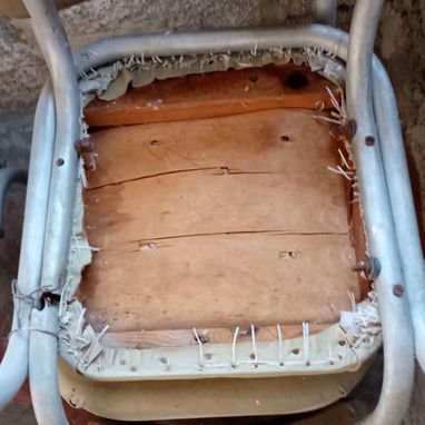 Sillas de estructura de aluminio de uso , son 5 en total hay que restaurarlas - Img 115093670