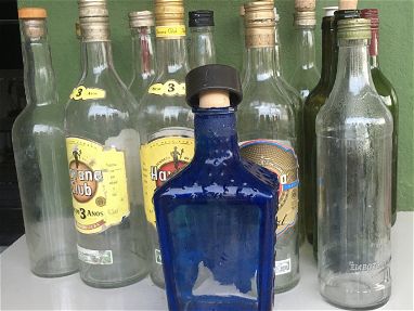 Botellas limpias con tapa listas para envasar - Img main-image-46147305