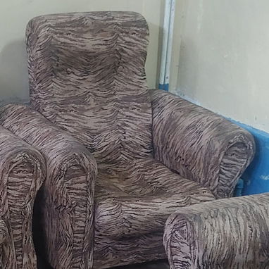 Juego de sala de uso conservado De color carmelita atigrado. Consta: 1 Un sofa de dos plaza. 2 bustacas. - Img 122528519