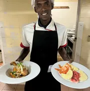 Busco trabajo como cocinero o ayudante de cocina soy recién graduado de la escuela de formatur del comodoro - Img 50051040