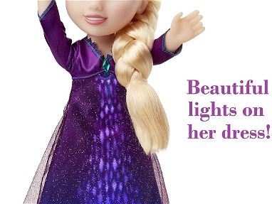 Muñeca Disney Frozen 2, Elsa Edición Especial canta en 4 idiomas "Hacia lo desconocido"+ 14 Frases + Luces en el vestido - Img 56668517