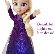 Muñeca Disney Frozen 2, Elsa Edición Especial canta en 4 idiomas "Hacia lo desconocido"+ 14 Frases + Luces en el vestido - Img 44472679