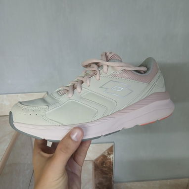 Zapatos Lotto,una sola puesta,el #39 - 3/5