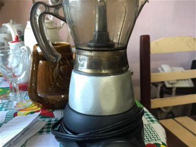 Cafetera electrica de 6 tazas de uso pero en perfecto estado - Img 66989731