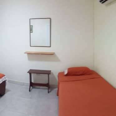 Rento apt supercéntrico de 2/4 en planta baja a 2 cuadras de 23 y Rampa.Vedado. - Img 103703509