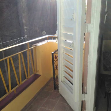 Rento apto de 1/4 muy amplio,moderno ,no se va LUZ,agua y gas siempre Capitslista, climatizado y privado - Img 116568428