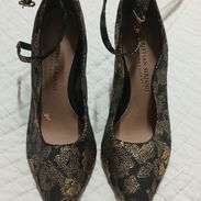 Tacones negros con detalles en dorados - Img 56099941