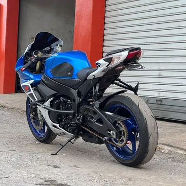 Moto SUZUKI 750cc 2024 - 6/9