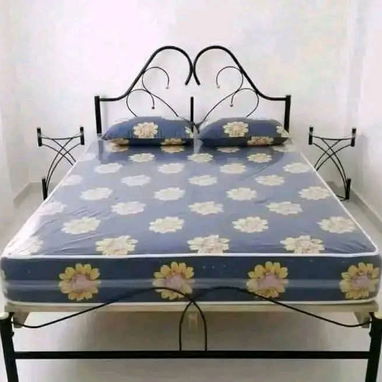 Cama de tubo + colchón y mesita - Img 120659247