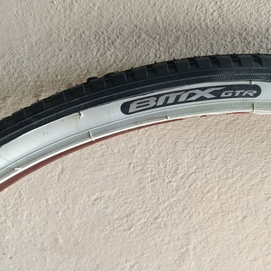 Goma nueva 28x1 1/2 o 40-635 precio 5500 o la cambio por 35-622 o 32-622, tengo 1 sola, vendo o cambio por esas medidas - 2/5
