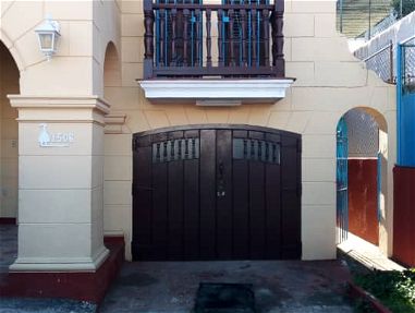 Venta de bella casa de estilo colonial con dos aptos incluidos en la misma propiedad. - Img 65254759