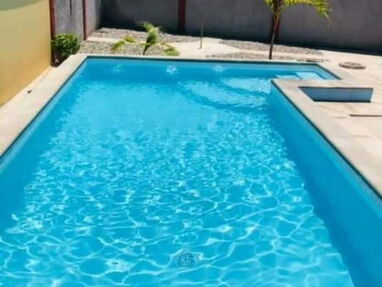 Renta casa en Guanabo a 50 m del mar con piscina,2 habitaciones, terraza, barbecue, disponible - Img main-image