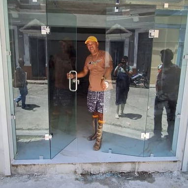 En ⚡DELUXE GLASS ENTERPRISES⚡Somos Especialistas en instalaciones de cristal sin marcos. - Img 121790009