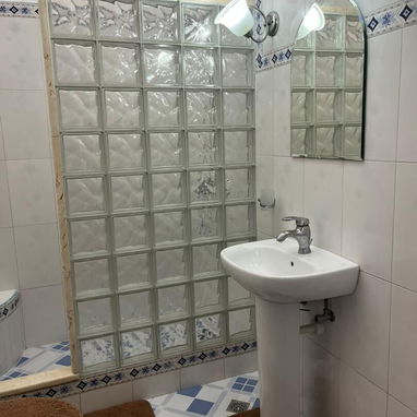 Apartamento en renta , independiente, Ubicado en el Vedado, zona céntrica, cerca del hotel Habana Libre+53 52463651 Y - Img 110128699
